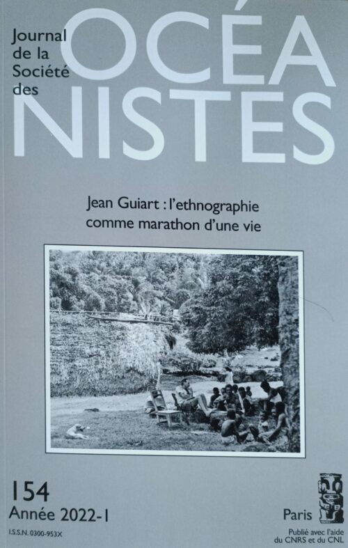 Couverture : Jean Guiart en discussion sur les titres à Emau (Nouvelles-Hébrides) en novembre 1958 (cliché de Michael Allen) Crédits Michael Allen